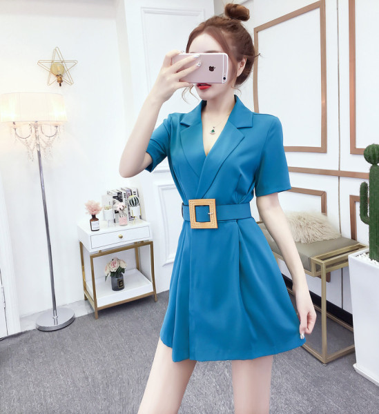 Új modell modern rövid jumpsuit övvel és V-nyakkal