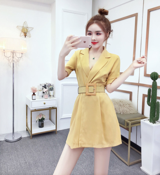 Új modell modern rövid jumpsuit övvel és V-nyakkal