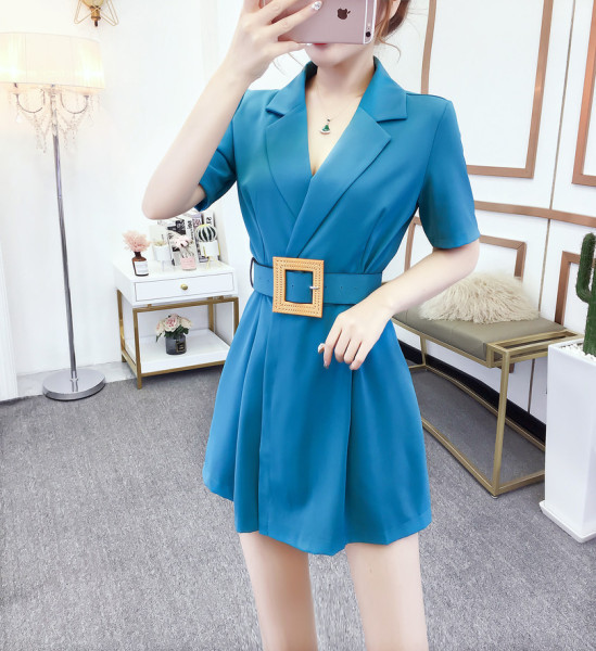 Új modell modern rövid jumpsuit övvel és V-nyakkal