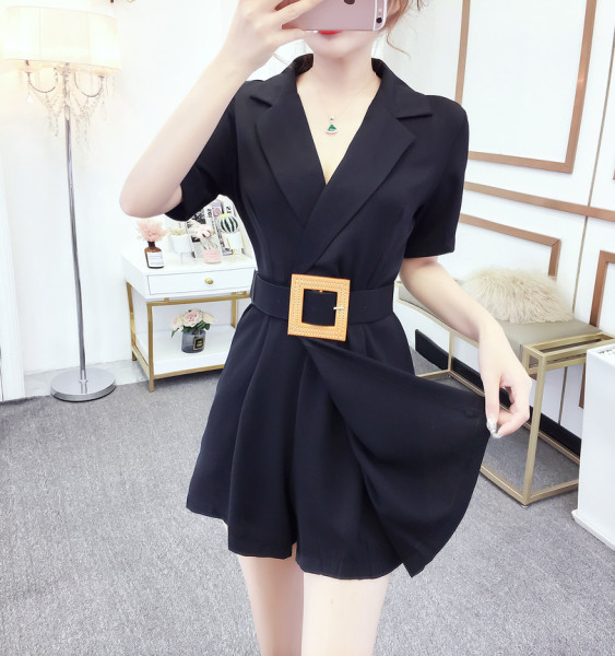 Új modell modern rövid jumpsuit övvel és V-nyakkal