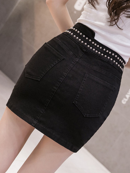 Rugalmas női fekete farmerszoknya magas derékkal és szegecsekkel