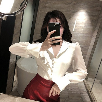 Μοντέρνο κοντό λευκό πουκάμισο με δεσμούς μέσης