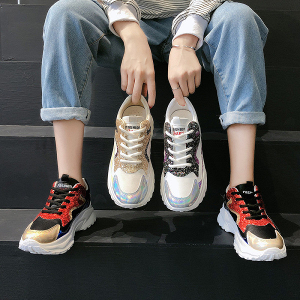 Καθημερινή γυναικεία αθλητικά παπούτσια με γυαλιστερό αποτέλεσμα και σκληρή σόλα σε διάφορα χρώματα