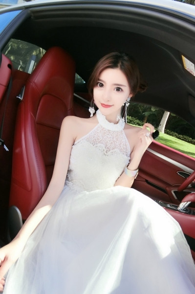 Hosszú, elegáns ruha csipkével és tüllel