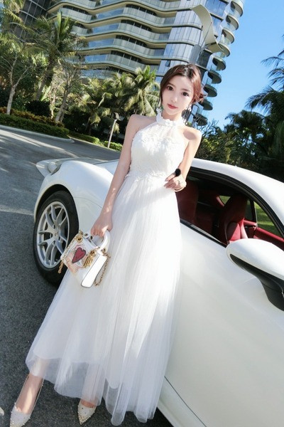 Hosszú, elegáns ruha csipkével és tüllel