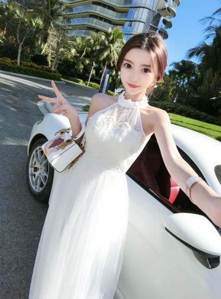 Hosszú, elegáns ruha csipkével és tüllel