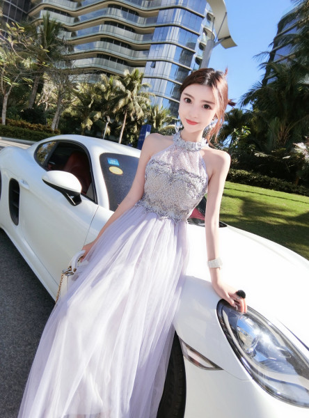 Hosszú, elegáns ruha csipkével és tüllel