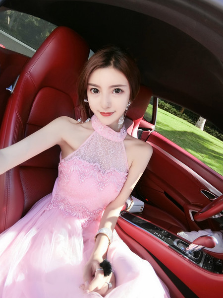 Hosszú, elegáns ruha csipkével és tüllel