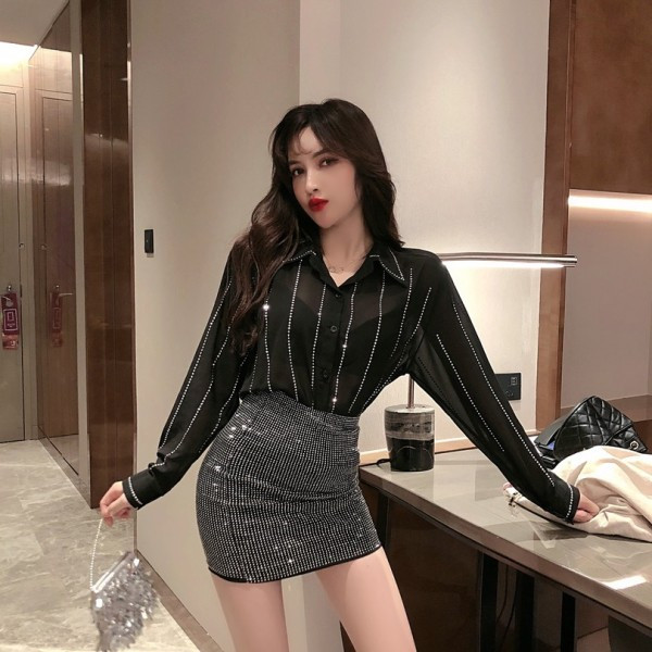 Κομψό γυναικείο πουκάμισο με κλασικό γιακά και πέτρες