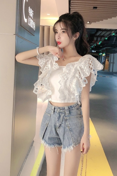 Σύντομη γυναικεία λευκή μπλούζα με φαρδιά μανίκια και κορδόνια