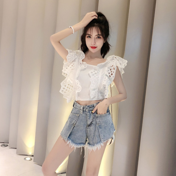 Σύντομη γυναικεία λευκή μπλούζα με φαρδιά μανίκια και κορδόνια