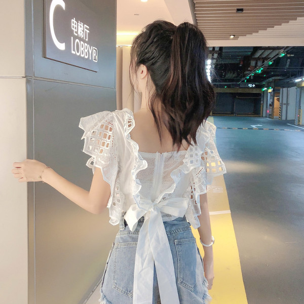 Σύντομη γυναικεία λευκή μπλούζα με φαρδιά μανίκια και κορδόνια