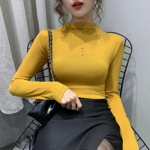 Testhezálló női blúz félmagas gallérral és gombokkal