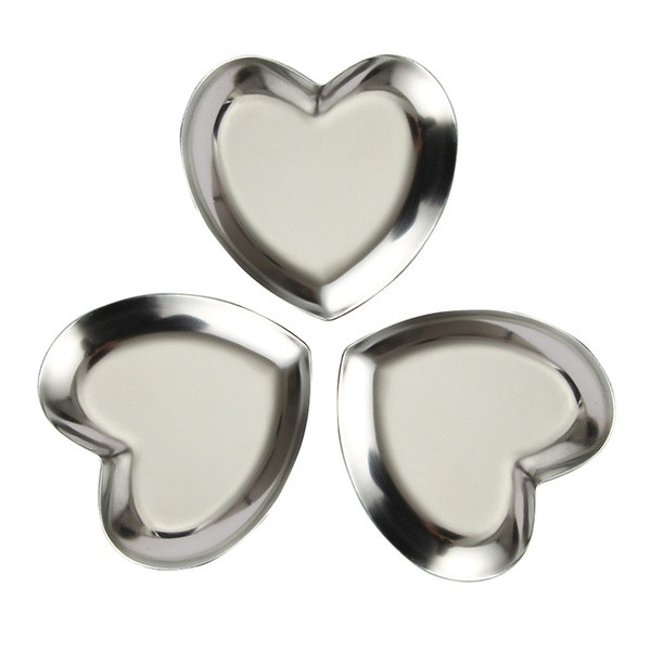 Trijų širdies formos nerūdijančio plieno plokščių rinkinys, tinkantis desertams