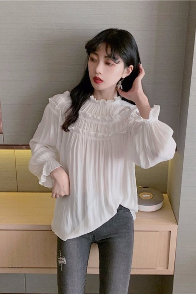 Széles modell blúz sifonból és ovális nyakkivágással