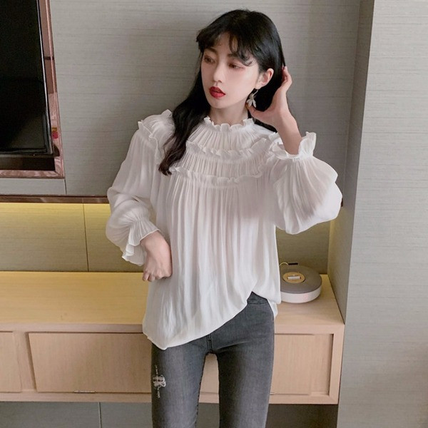 Széles modell blúz sifonból és ovális nyakkivágással