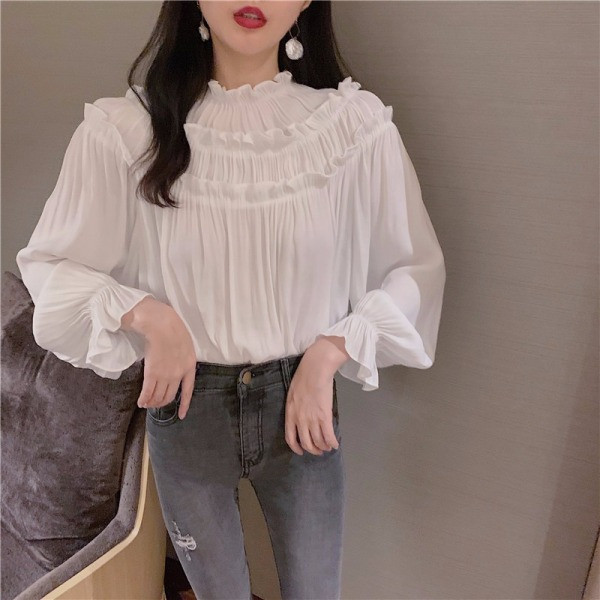 Széles modell blúz sifonból és ovális nyakkivágással