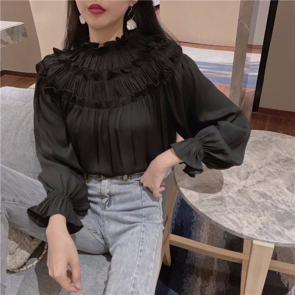 Széles modell blúz sifonból és ovális nyakkivágással