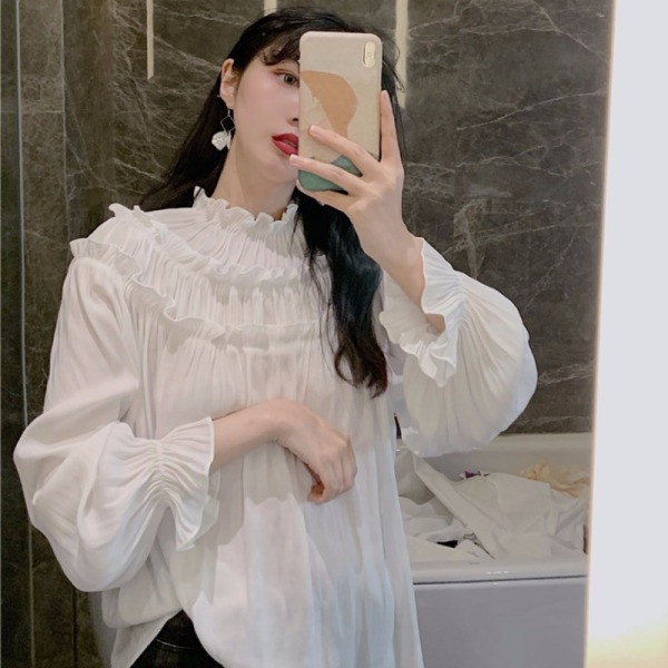 Széles modell blúz sifonból és ovális nyakkivágással