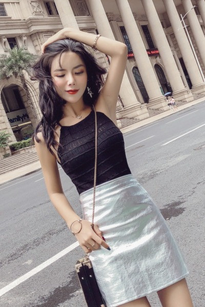 Modern testhezálló, vékony kötésből készült felsőrész vékony pánttal és csupasz háttal