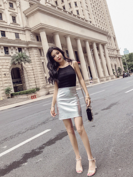 Modern testhezálló, vékony kötésből készült felsőrész vékony pánttal és csupasz háttal