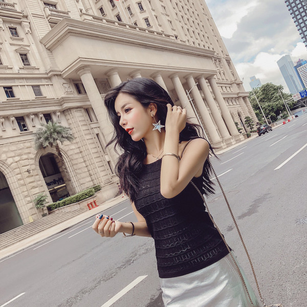 Modern testhezálló, vékony kötésből készült felsőrész vékony pánttal és csupasz háttal