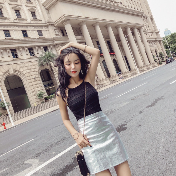 Modern testhezálló, vékony kötésből készült felsőrész vékony pánttal és csupasz háttal