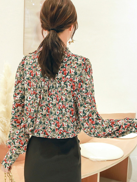 Elegáns női ing félmagas gallérral és virágmintával