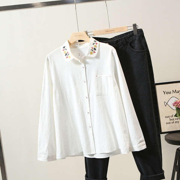 Nagy méretű női fehér ing hosszú ujjal, gallérján hímzéssel