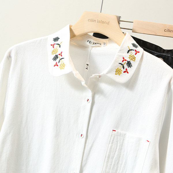 Nagy méretű női fehér ing hosszú ujjal, gallérján hímzéssel