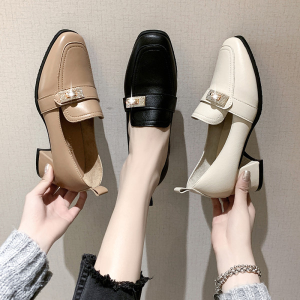 Alkalmi női bőrcipő vastag sarkú díszítő kövekkel