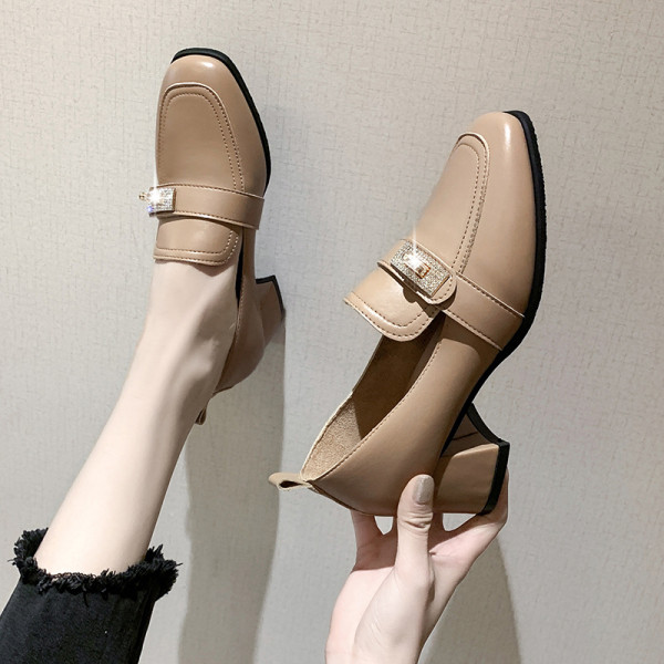 Alkalmi női bőrcipő vastag sarkú díszítő kövekkel