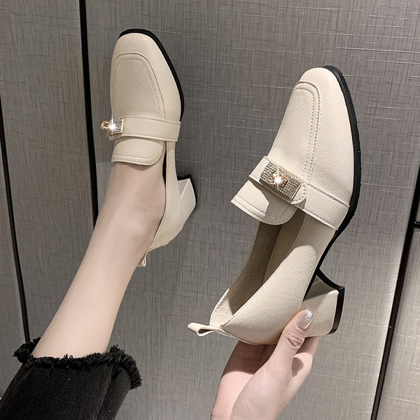 Alkalmi női bőrcipő vastag sarkú díszítő kövekkel