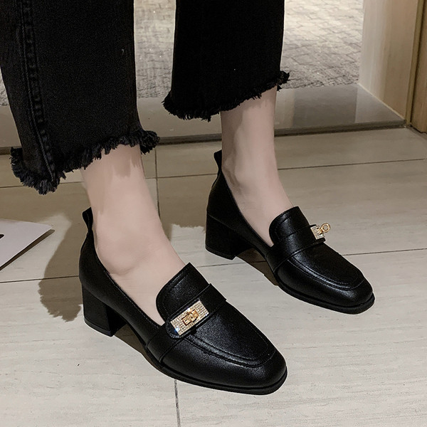 Alkalmi női bőrcipő vastag sarkú díszítő kövekkel