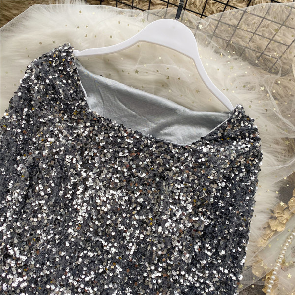 Aktuális női fényes blúz, hosszú ujjú, szögletes nyakkivágással és flitterekkel