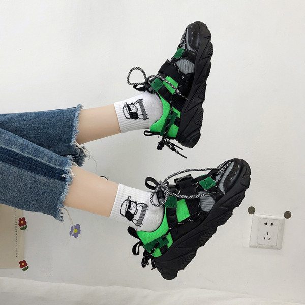 Αθλητικά casual γυναικεία παπούτσια με μια σκληρή σόλα κατάλληλη για κάθε εποχή