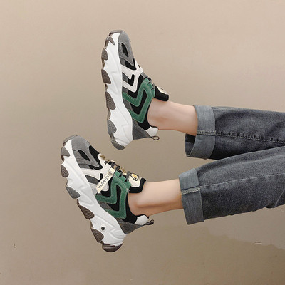 Αθλητικά casual γυναικεία παπούτσια με μια σκληρή σόλα κατάλληλη για κάθε εποχή