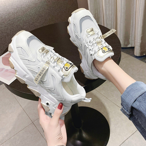 Αθλητικά casual γυναικεία παπούτσια με μια σκληρή σόλα κατάλληλη για κάθε εποχή