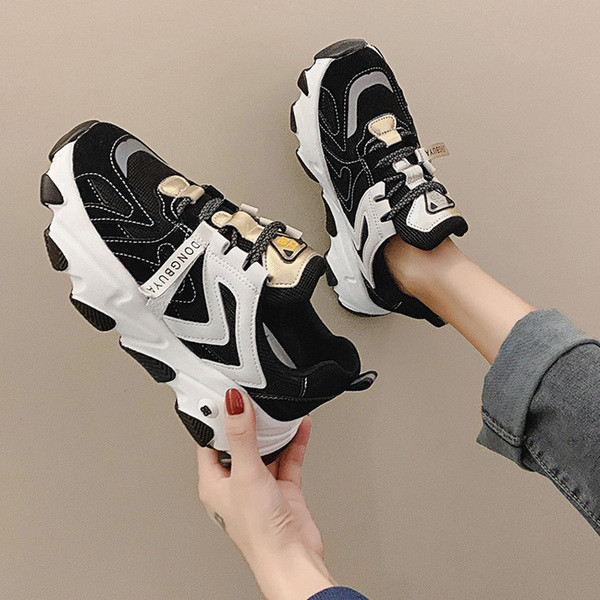 Αθλητικά casual γυναικεία παπούτσια με μια σκληρή σόλα κατάλληλη για κάθε εποχή