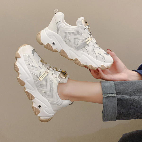 Αθλητικά casual γυναικεία παπούτσια με μια σκληρή σόλα κατάλληλη για κάθε εποχή