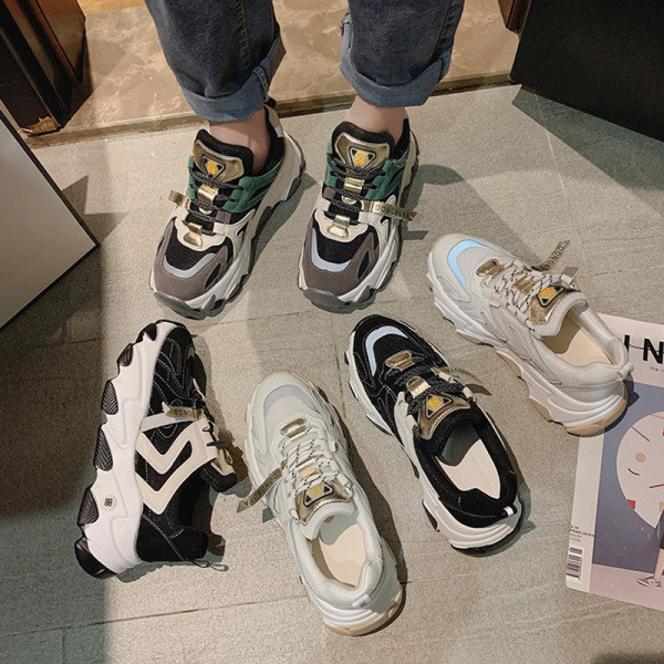 Αθλητικά casual γυναικεία παπούτσια με μια σκληρή σόλα κατάλληλη για κάθε εποχή