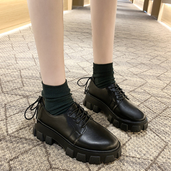 Női alkalmi cipő eko bőrből, magas talppal és fűzővel