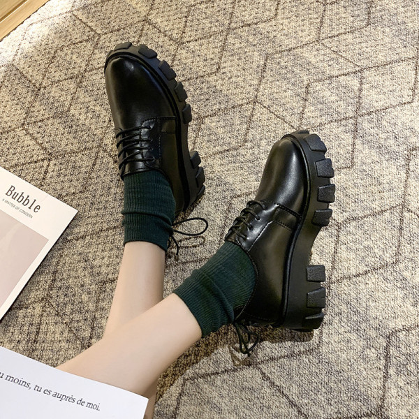 Női alkalmi cipő eko bőrből, magas talppal és fűzővel