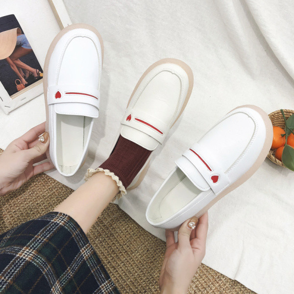 Női alkalmi cipő lapos talppal, színes hímzéssel - öko bőrből