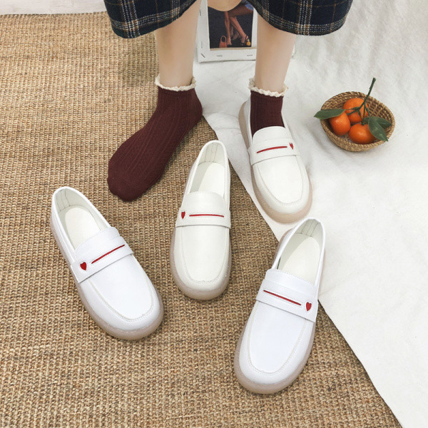 Női alkalmi cipő lapos talppal, színes hímzéssel - öko bőrből