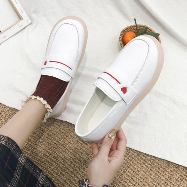 Női alkalmi cipő lapos talppal, színes hímzéssel - öko bőrből