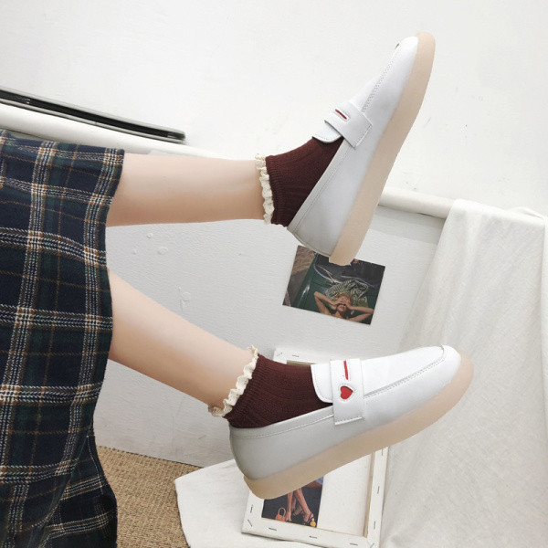 Női alkalmi cipő lapos talppal, színes hímzéssel - öko bőrből