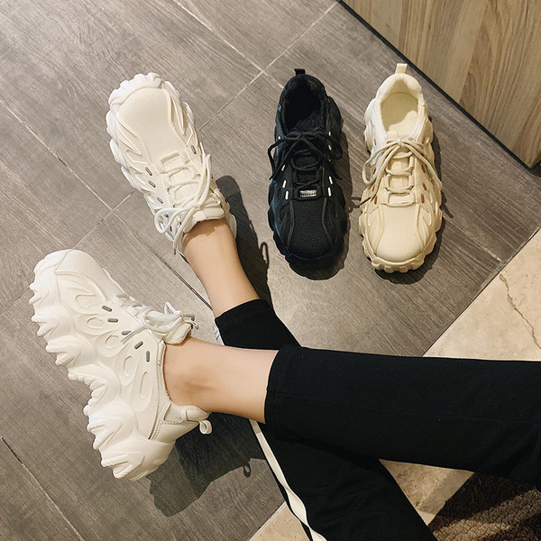 Aktuális női tornacipő durva és magas talppal, öko bőrből