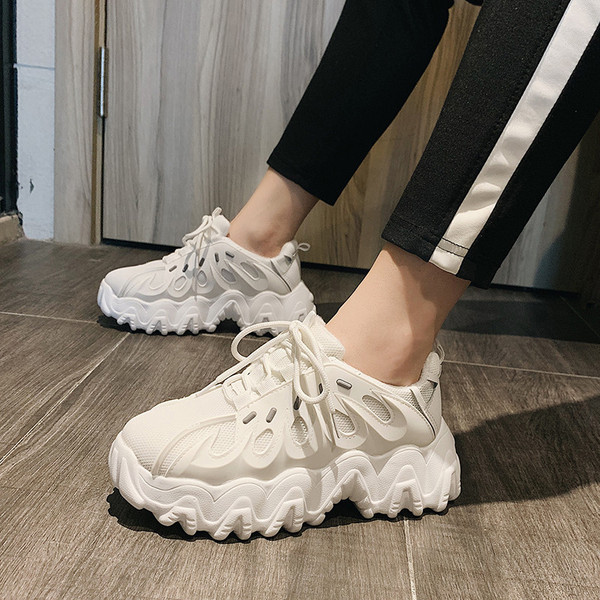 Aktuális női tornacipő durva és magas talppal, öko bőrből