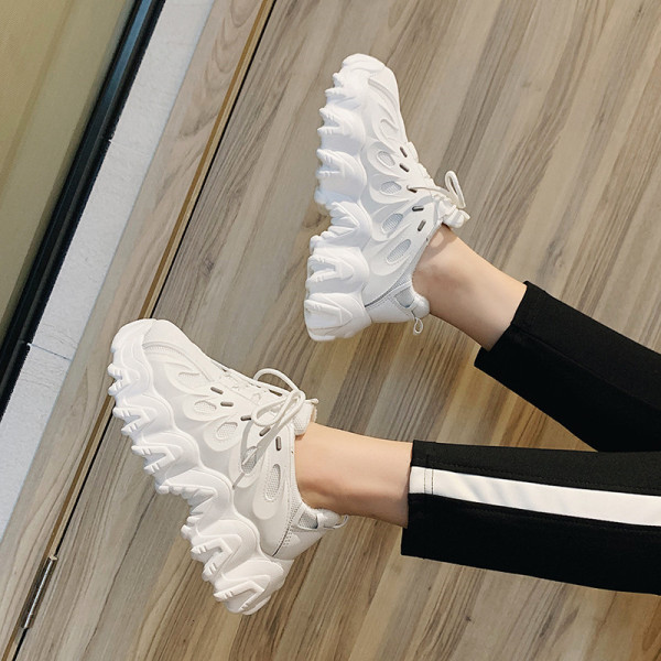 Aktuális női tornacipő durva és magas talppal, öko bőrből